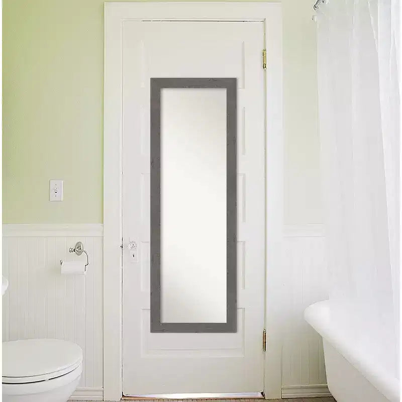 Miroir de porte étroit pleine longueur en planche rustique grise non biseautée de 18" x 52"