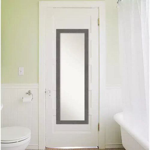 Miroir de porte étroit pleine longueur en planche rustique grise non biseautée de 18" x 52"
