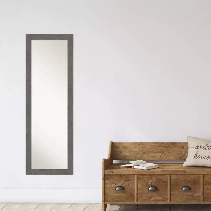 Miroir de porte étroit pleine longueur en planche rustique grise non biseautée de 18" x 52"