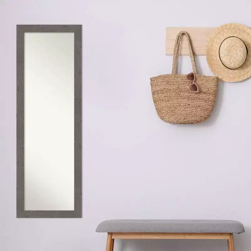 Miroir de porte étroit pleine longueur en planche rustique grise non biseautée de 18" x 52"