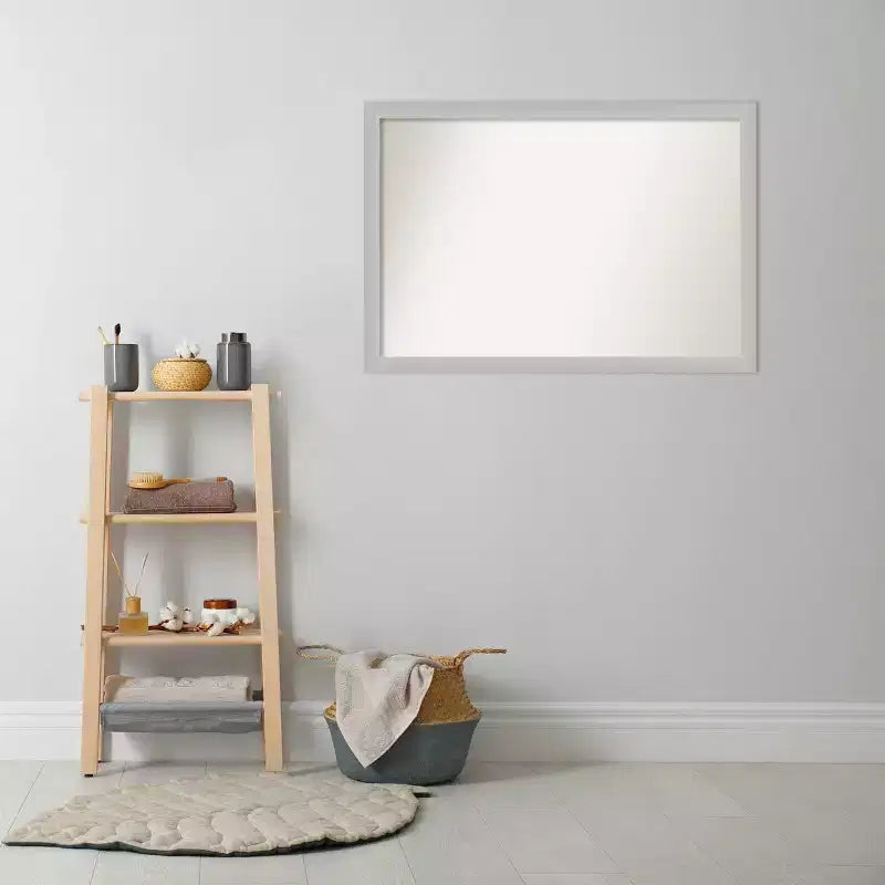 Miroir mural de salle de bain en bois, 39 po x 27 po, non biseauté, faible lustre, argent, rectangulaire moderne, fixation murale, quincaillerie incluse