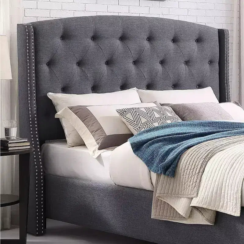 Lit rembourré à dossier haut avec capitonnage en tissu et bordure cloutée, gris
