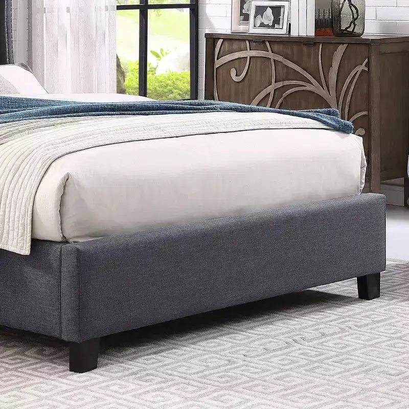 Lit rembourré à dossier haut avec capitonnage en tissu et bordure cloutée, gris