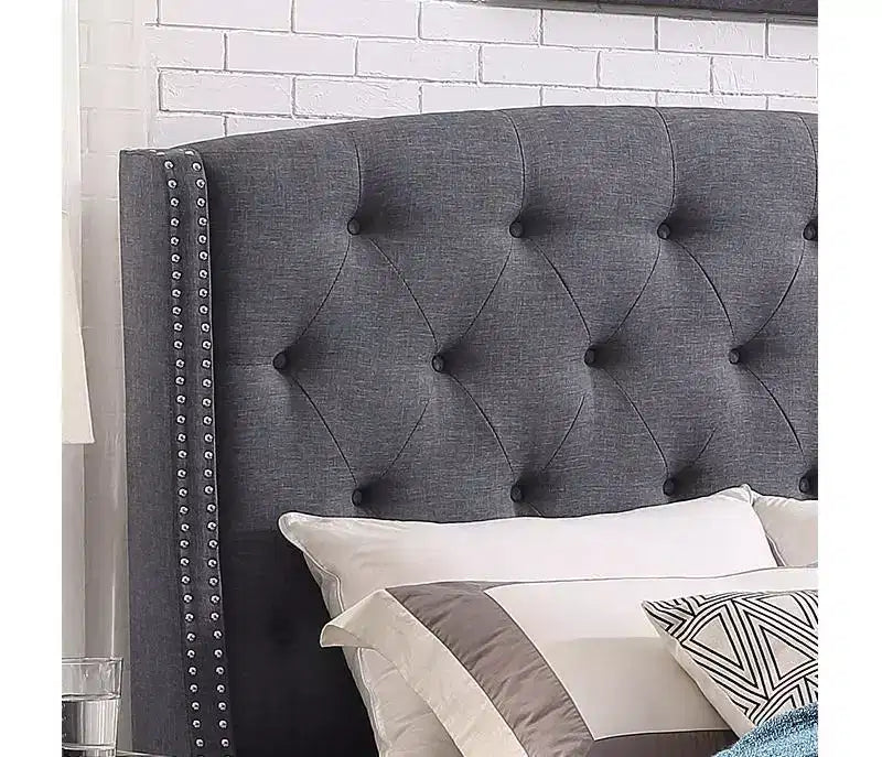 Lit rembourré à dossier haut avec capitonnage en tissu et bordure cloutée, gris