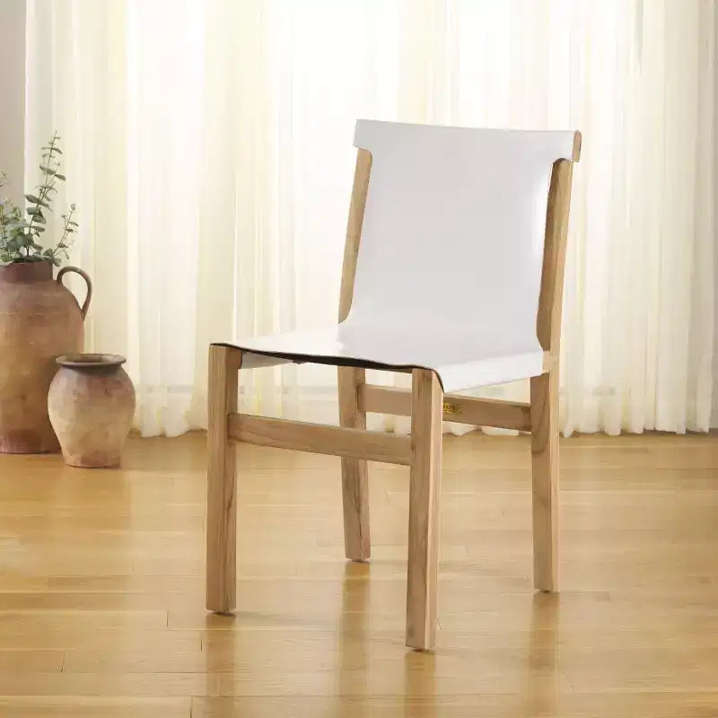 Chaise de salle à manger sans accoudoirs, structure en teck avec assise en cuir cognac