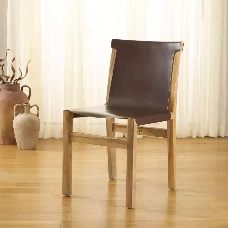 Chaise de salle à manger sans accoudoirs, structure en teck avec assise en cuir cognac