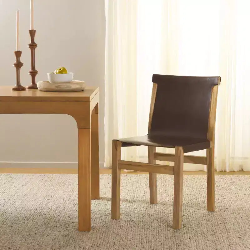 Chaise de salle à manger sans accoudoirs, structure en teck avec assise en cuir cognac