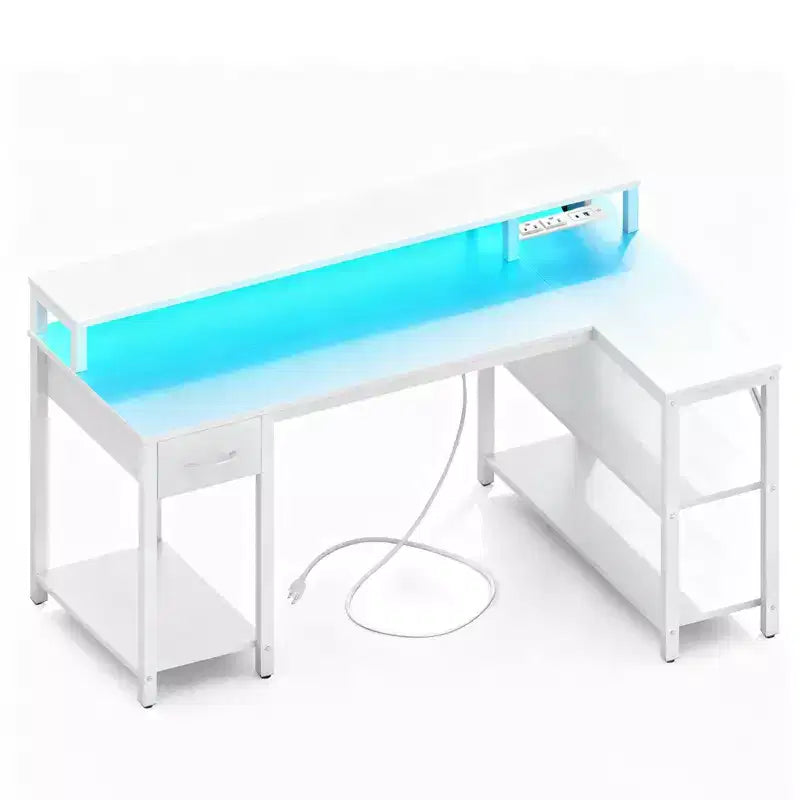 Bureau de gamer en L avec éclairage LED RGB, station de recharge USB, prise de courant, support d'écran et étagères de rangement
