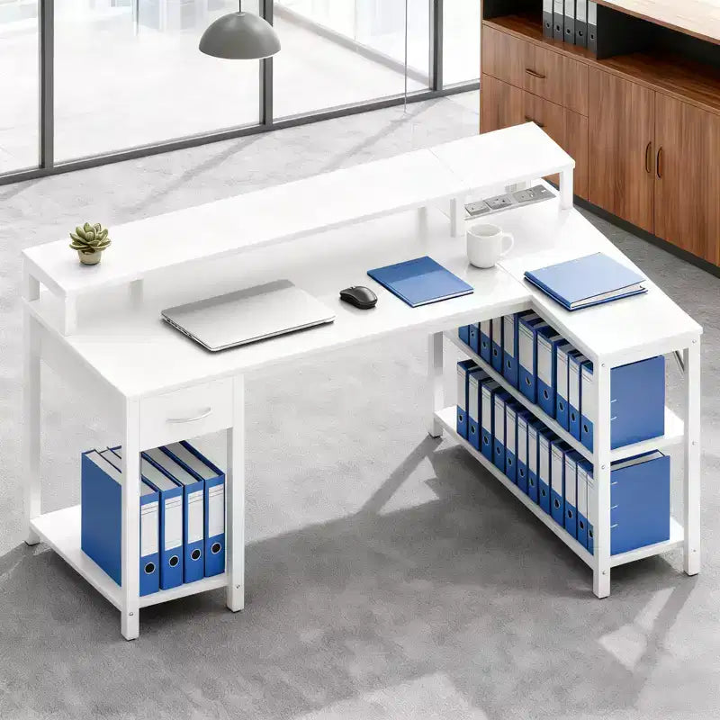 Bureau de gamer en L avec éclairage LED RGB, station de recharge USB, prise de courant, support d'écran et étagères de rangement