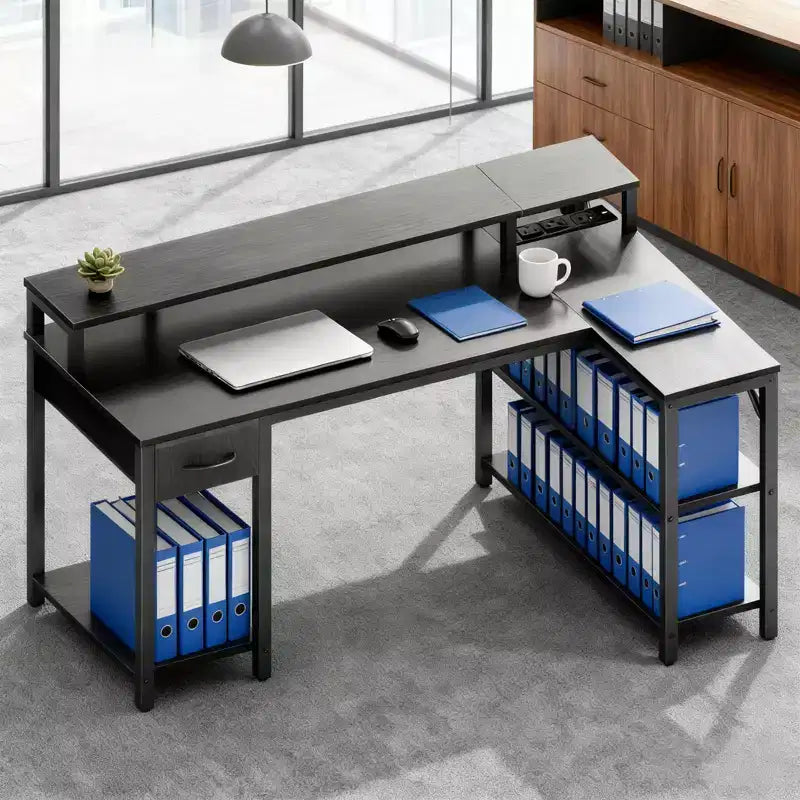 Bureau de gamer en L avec éclairage LED RGB, station de recharge USB, prise de courant, support d'écran et étagères de rangement