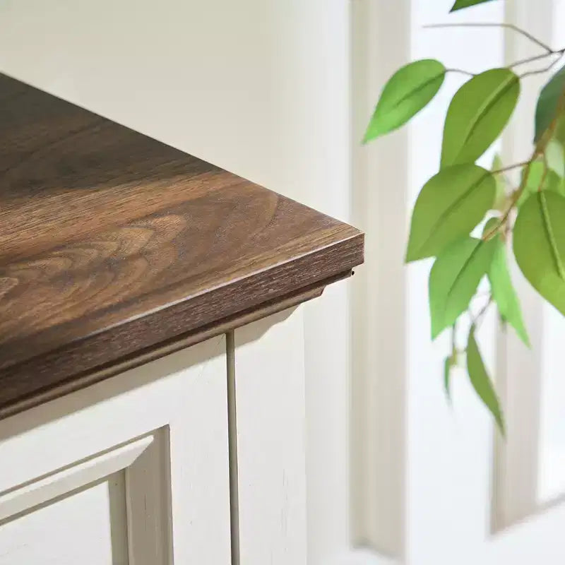 Commode moderne en bois avec tiroirs et poignées rondes en métal