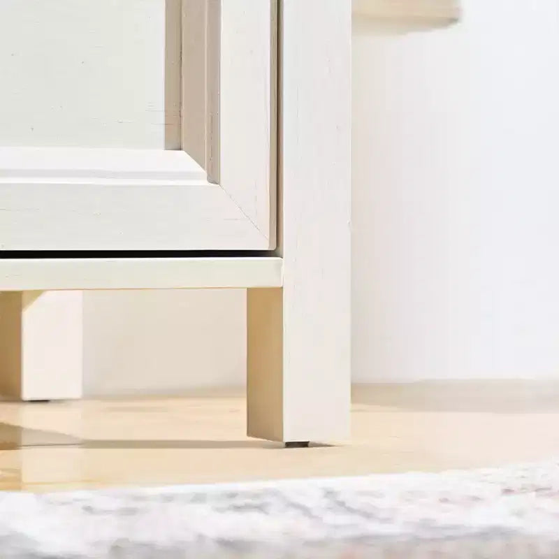 Commode moderne en bois avec tiroirs et poignées rondes en métal