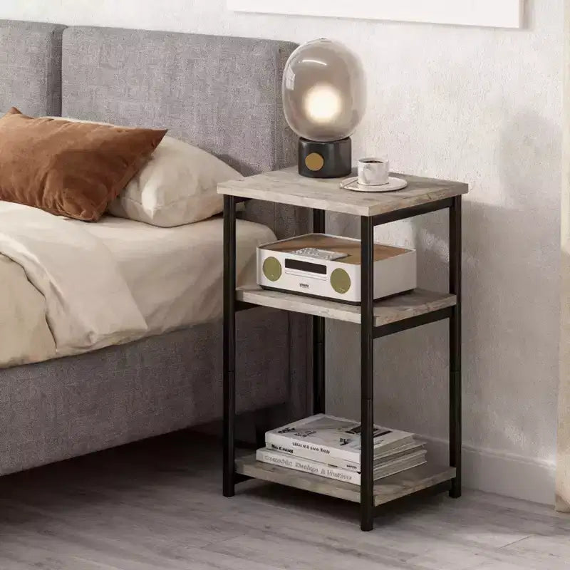Table d'appoint rustique à 3 niveaux – Table d'appoint étroite peu encombrante avec étagères de rangement – Table de chevet fine pour salon, chambre à coucher, gris