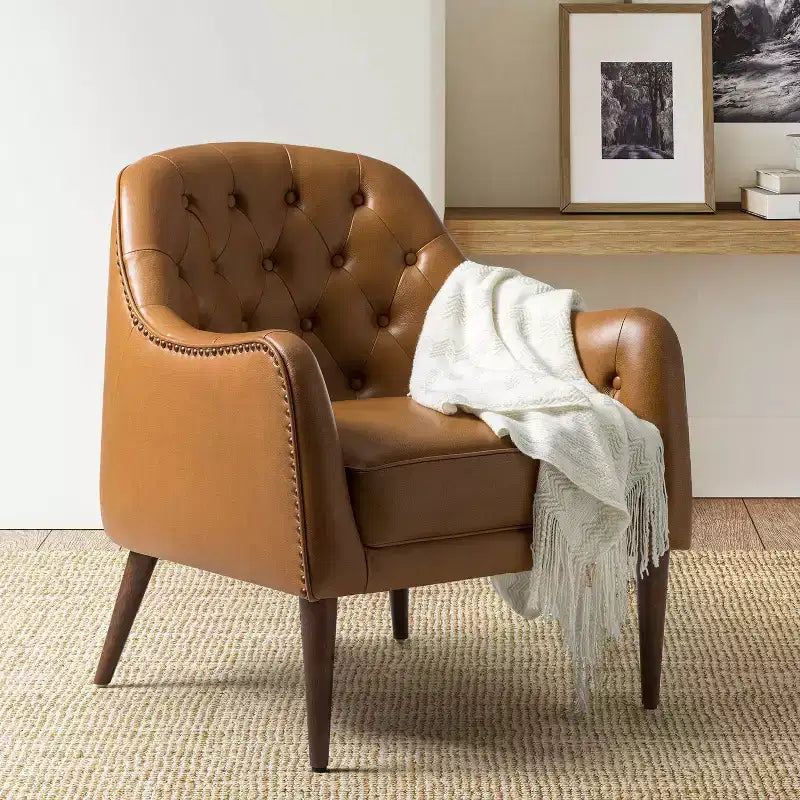 Fauteuil baril d'appoint capitonné en cuir véritable de 72,4 cm de large pour salon avec pieds en bois massif
